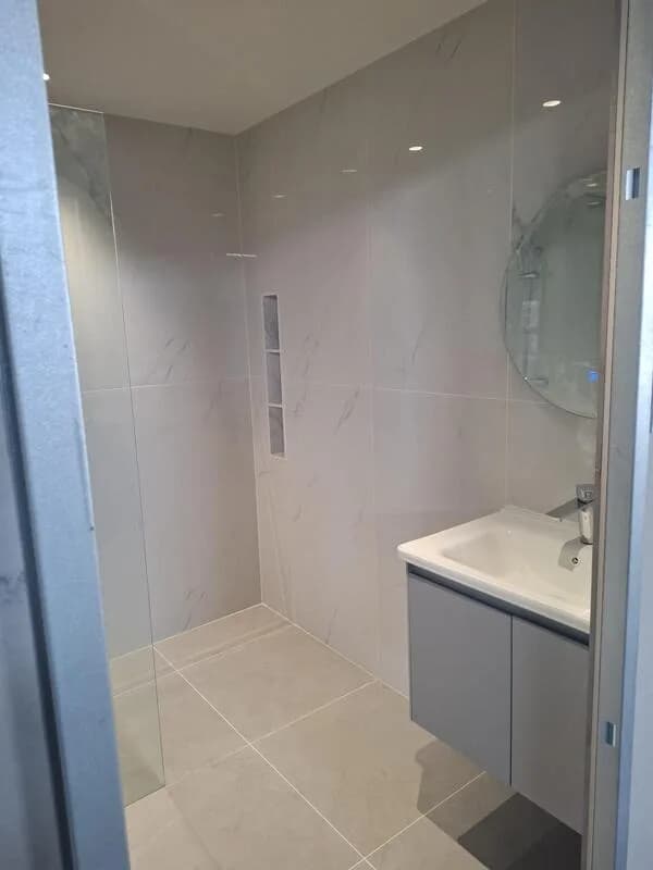 Баня с голямоформатни плочки и прави фуги