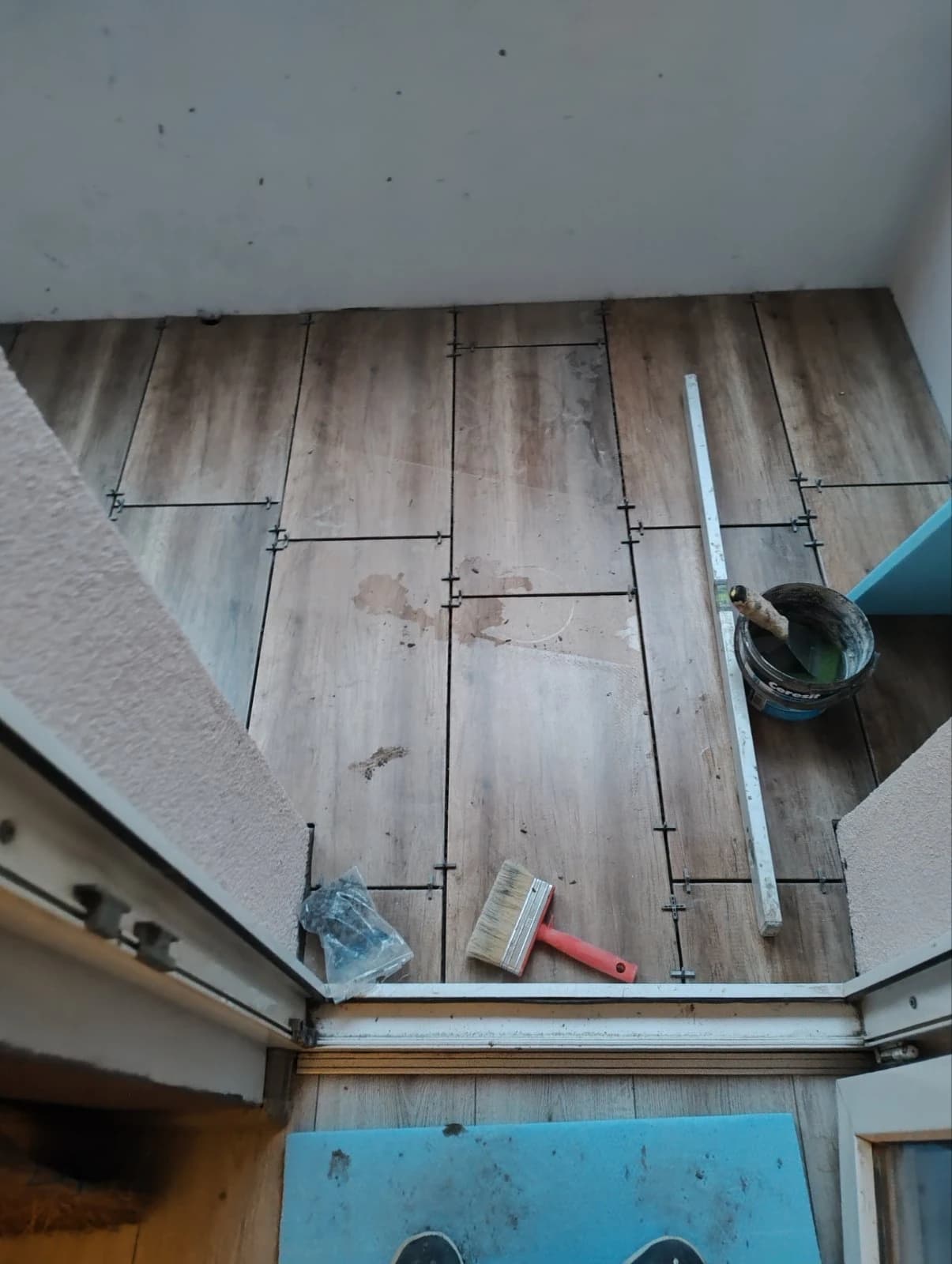 Фаянс с гладки преходи и прави линии