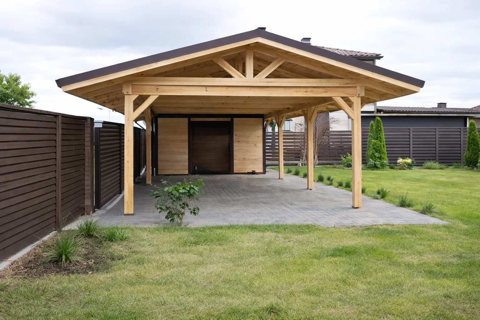 Барбекю с каменен плот и комин