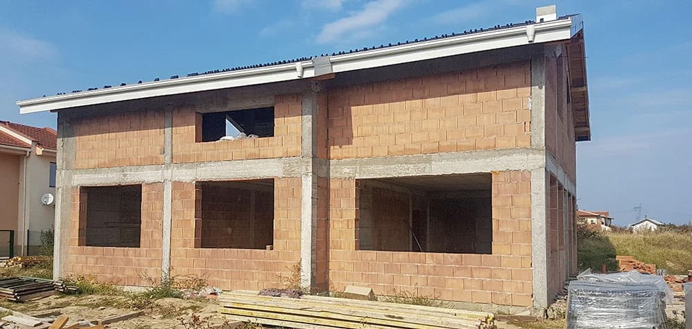 Кофраж и бетон на плоча