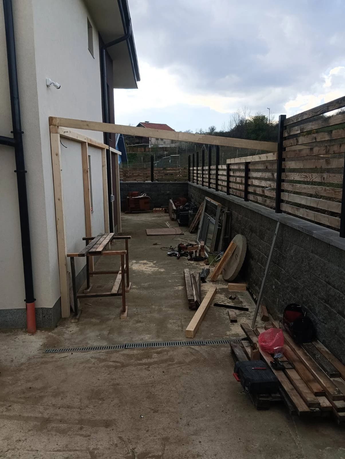 Светла фасада на модерен гараж с плавни линии и скрити отвори