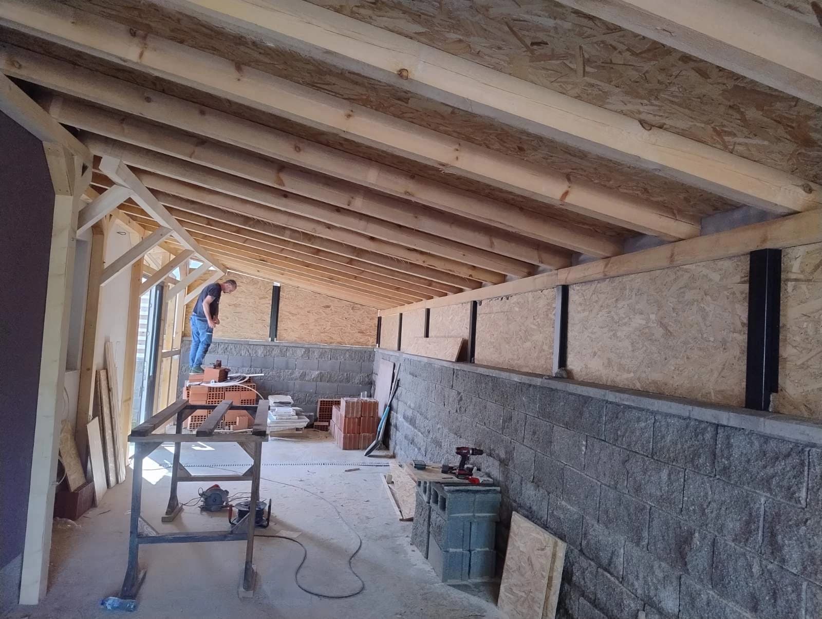 Монохромен гараж с линейни отвори и издължени форми