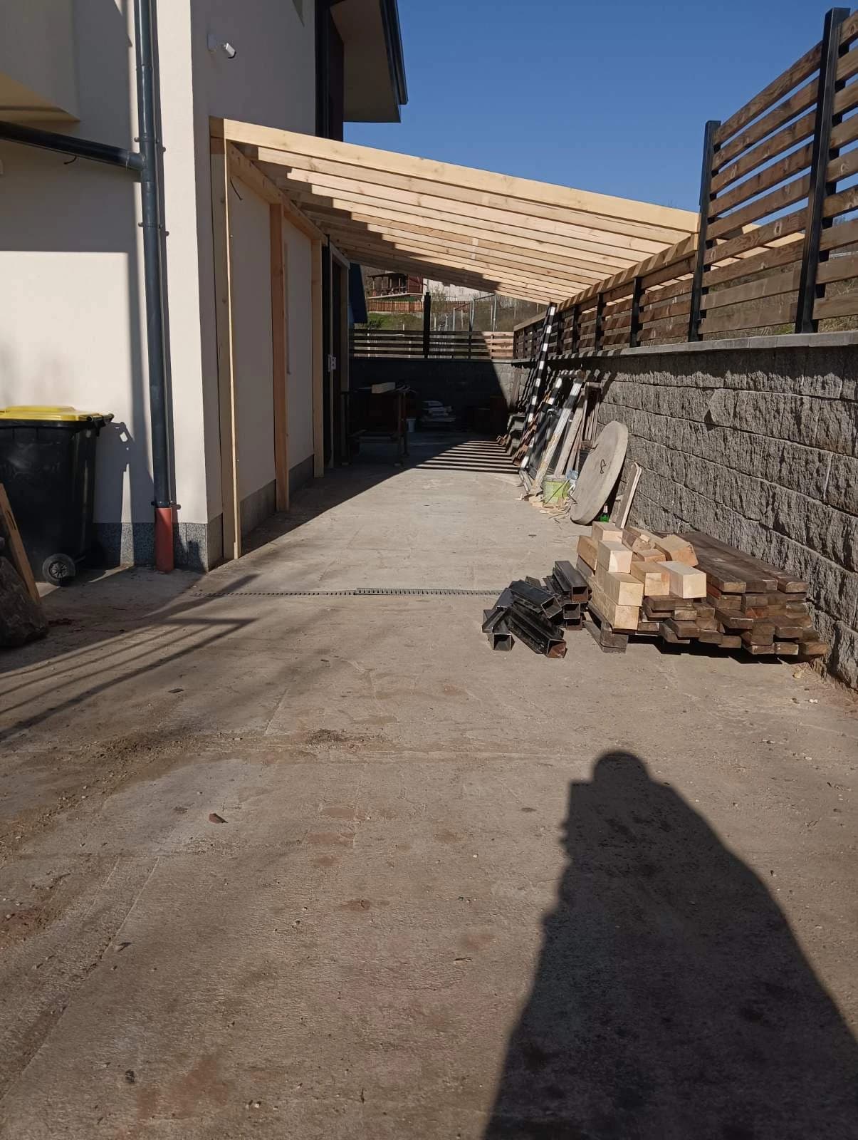 Гараж с бетонни елементи и спокойна светла палитра