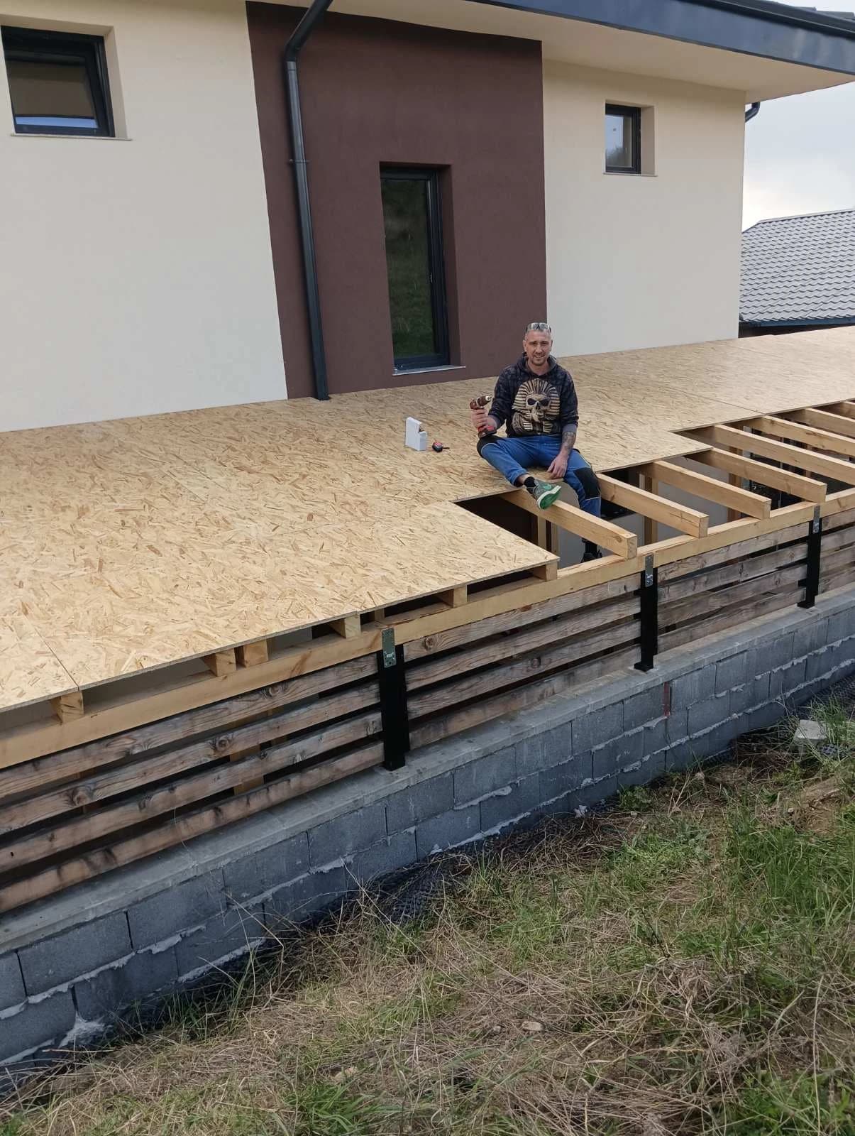 Интериор на гараж с отделени зони за автомобил и съхранение