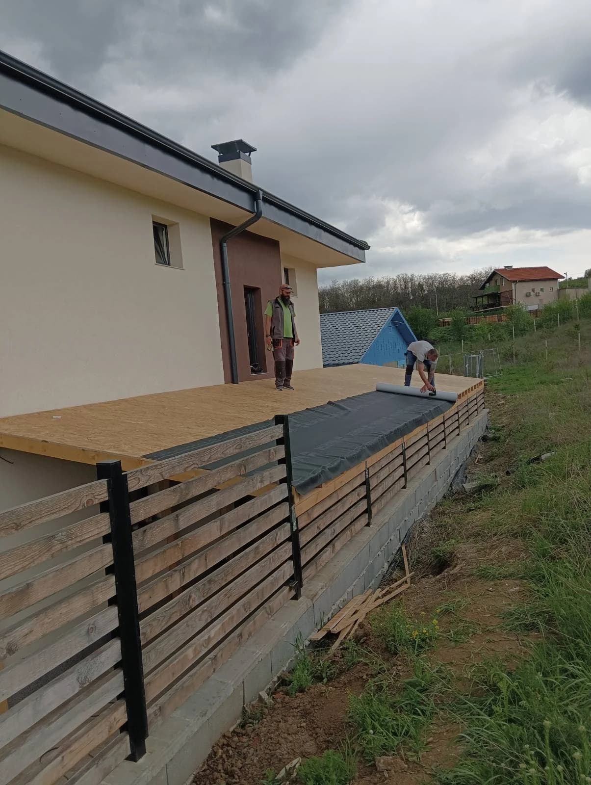 Луксозен гараж с гланцови повърхности и осветен под