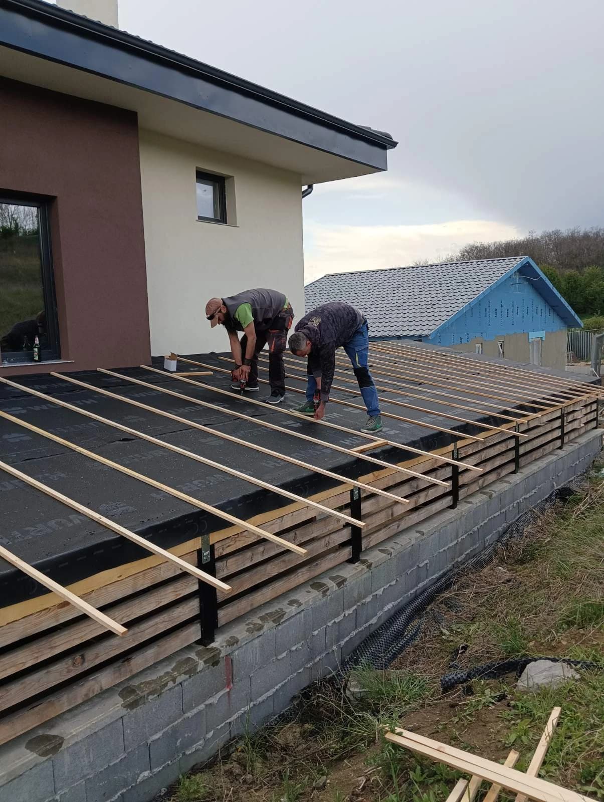 Гараж с комбинация от дърво, метал и бетон