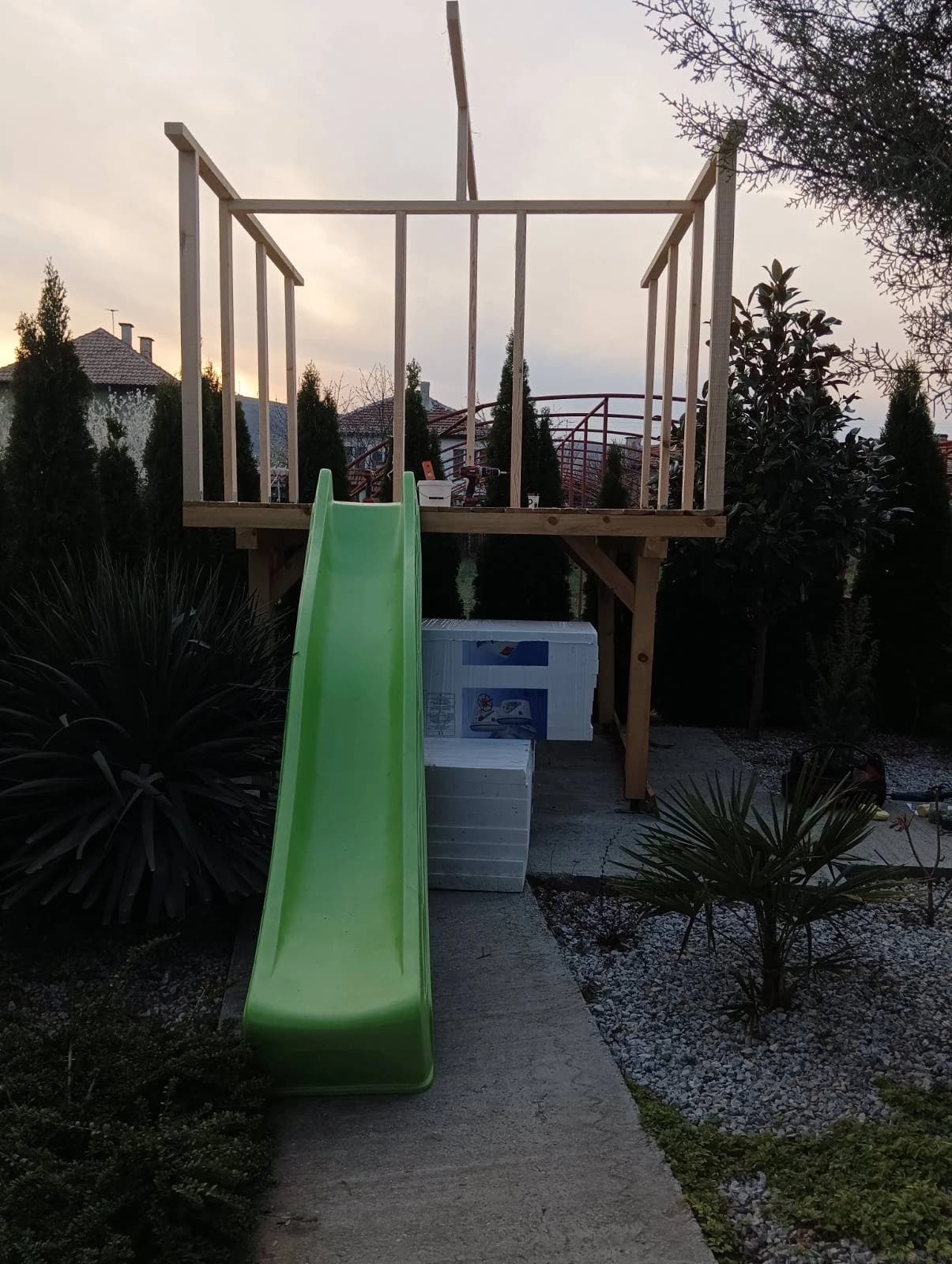 Къщичка с пързалка и веранда